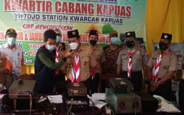 Ketua Kwarcab Pramuka Kapuas, Suwarno Muriyat menghadiri pembukaan JOTA dan JOTI di sanggar pramuka.