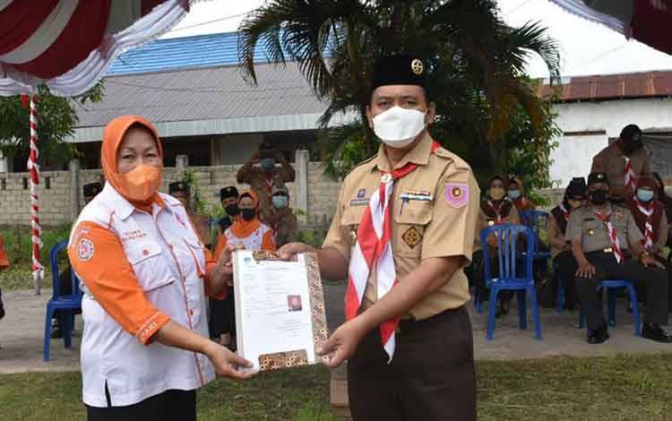 Ketua Kwarcab Pramuka Kapuas, Suwarnp Muriyat saat menerima surat izin mengudara dari Orari Lokal Kapuas.