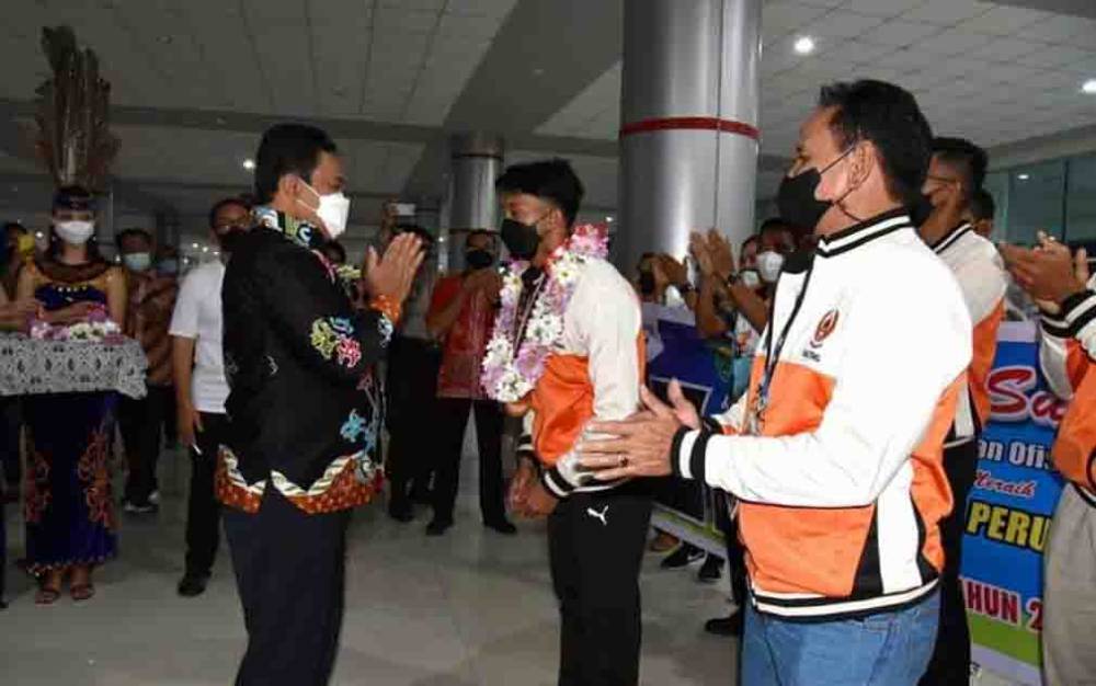 Wakil Gubernur Kalteng, Edy Pratowo saat menyambut kedatangan atlet Kalteng yang berlaga di PON XX Papua.