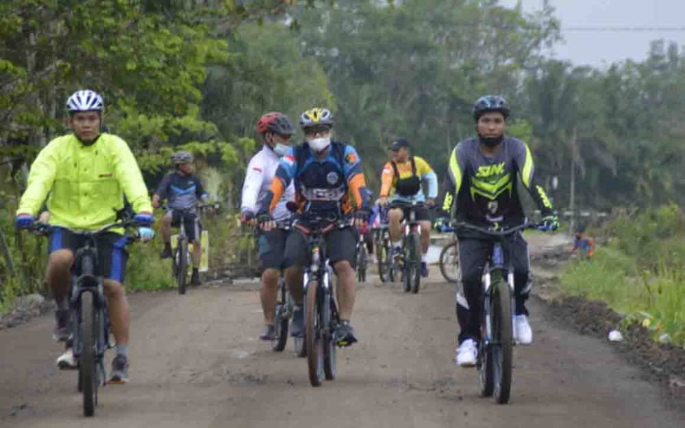 Kapolres Katingan, AKBP Paulus Sonny Bhakti Wibowo bersama Wakapolres Kompol Hemat Siburian dan anggota saat bersepeda bersama, Sabtu, 16 Oktober 2021.