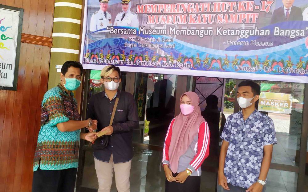 Kepala Dinas Kebudayaan dan Pariwisata Kotawaringin Timur, Suparman, menyerahkan hadiah kepada pemenang lomba vlog Museum Kayu Sampit Sampit, Sabtu, 16 Oktober 2021.