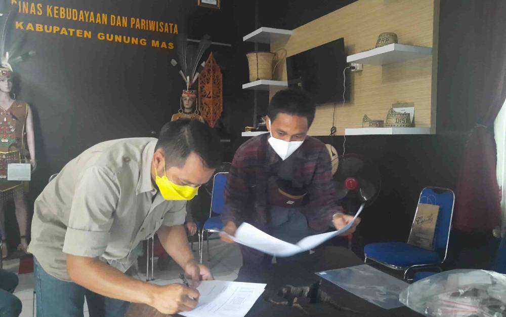 Kepala Bidang Pelestarian Cagar Budaya, Permuseuman dan Registrasi Data pada Disbudpar Kabupaten Gumas, Yudi Darma menandatangani berita acara serah terima artefak.