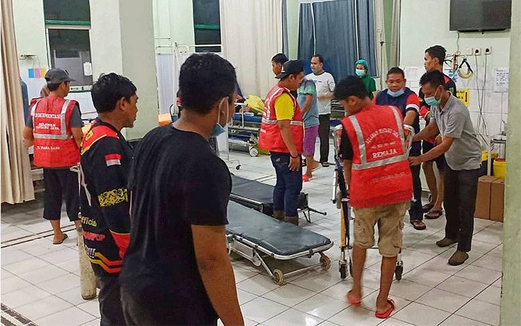 Para relawan bersiap membantu proses rujukan korban kecelakaan dari RSUD Tamiang Layang ke RSUD Pambalah Batung Amuntai.