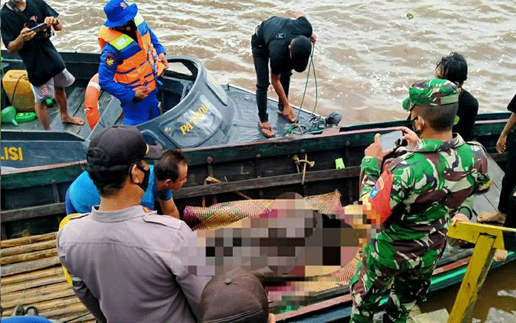 Petugas saat melakukan evakuasi ditemukannya sesosok mayat ditemukan mengapung di DAS Kapuas Muara tepatnya di Desa Lupak Dalam, pada Minggu, 17 Oktober 2021.