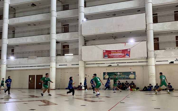 Atlet bola tangan Kaltim saat menjalani latihan di aula Hotel Atlet, Stadion Madya Sempaja, Samarinda