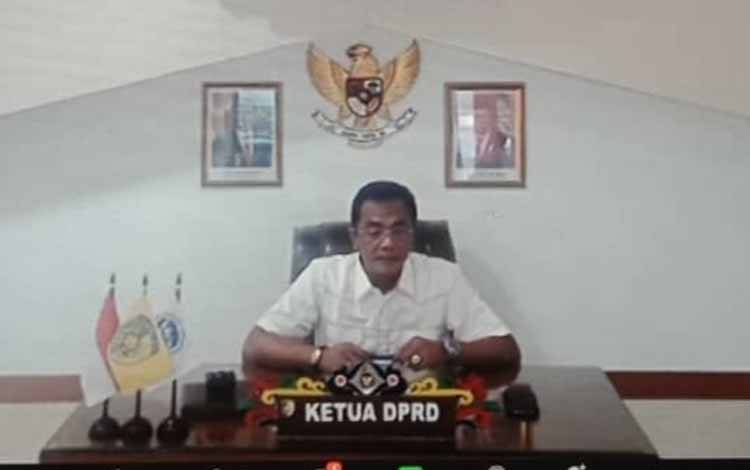 Ketua DPRD Palangka Raya Sigit Karyawan Yunianto saat memimpin paripurna secara virtual