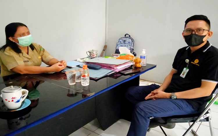 Kabid Peternakan Dinas Perikanan dan Peternakan, Junia Hariyati bersama Medik Veteriner Muda, Dokter Hewan Akhmad Rizaldi