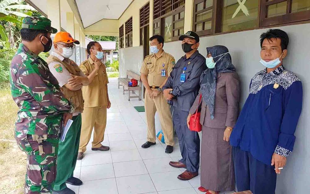 Kepala Pelaksana BPBD Damkar Kabupaten Barito Timur bersama Perwira Penghubung Kodim 1012 Buntok dan beberapa anggota DPRD setempat, saat memantau simulasi PTM terbatas di Kecamatan Karusen Janang.