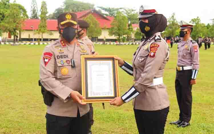 Kapolda Kalteng Irjen Dedi Prasetyo saat menyerahkan piagam penghargaan kepada salah satu personel Ditlantas.