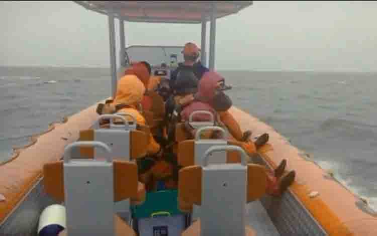 Tim Sar Gabungan masih melakukan pencarian penumpang KM Kirana I lompat ke laut.