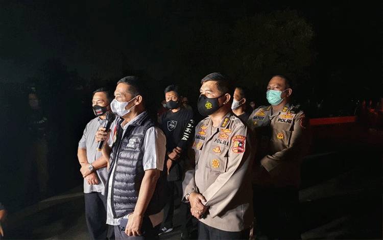 Kepala Divisi Humas Polri Irjen Pol Raden Prabowo Argo Yuwono (kedua kiri) saat meninjau langsung proses rekonstruksi kasus penembakan enam orang Laskar Front Pembela Islam (FPI) di Tol Japek KM 50, Karawang, Jawa Barat, Senin. (ANTARA/ HO-Polri)