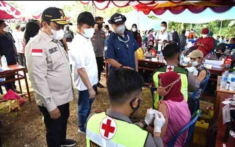 Wakil Gubernur Kalteng, Edy Pratowo saat meninjau pelaksanaan vaksinasi di salah satu daerah di Kalteng.