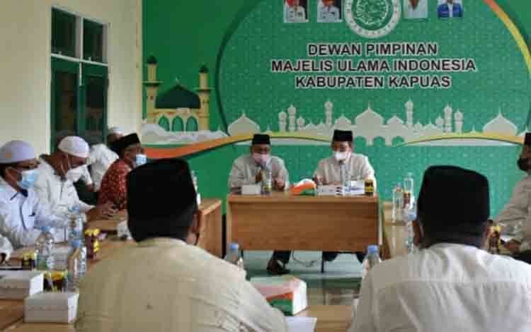 Jajaran MUI Kabupaten Kapuas saat menerima kunjungan kerja dari Korwil MUI Kalteng untuk Monev.