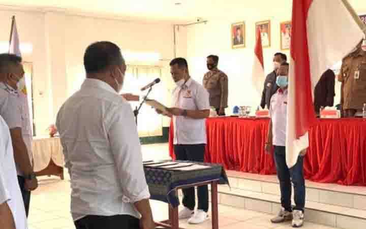 Ketua KONI Kotim, H Achyar Umar, saat melantik pengurus KOK 4 kecamatan wilayah Selatan, Senin, 18 Oktober 2021.