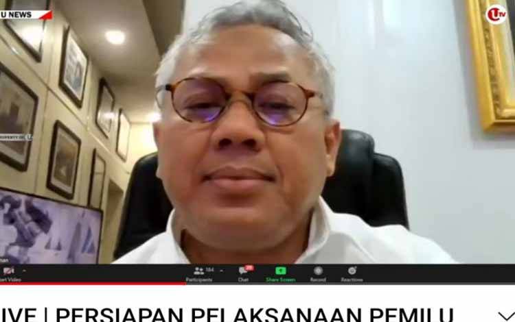 Anggota KPU RI Arief Budiman saat memaparkan skenario pemilu dan pilkada serentak 2024 dalam diskusi virtual yang diselenggarakan Bawaslu Kepri (Nikolas Panama)