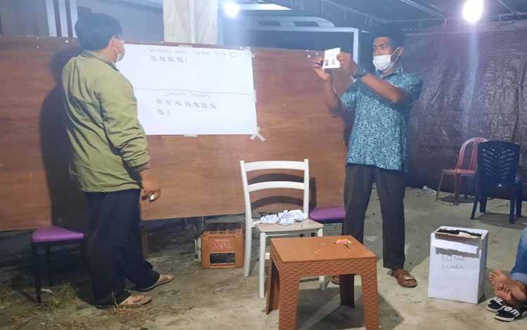 Perhitungan suara pemilihan Ketua RT yang dilaksanakan oleh panitia bersama saksi