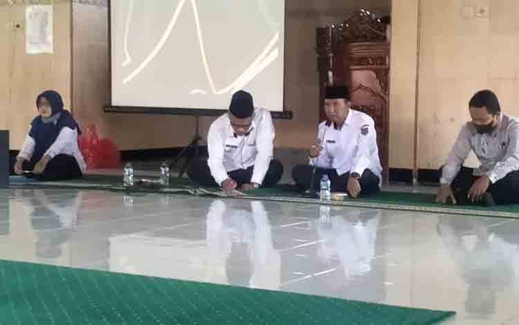 Kepala Kantor Kementrian Agama Kabupaten  Seruyan Anang Rusli menyampaikan arahan pada kegiatan pembentukan pengurus PGMI Kabupaten Seruyan