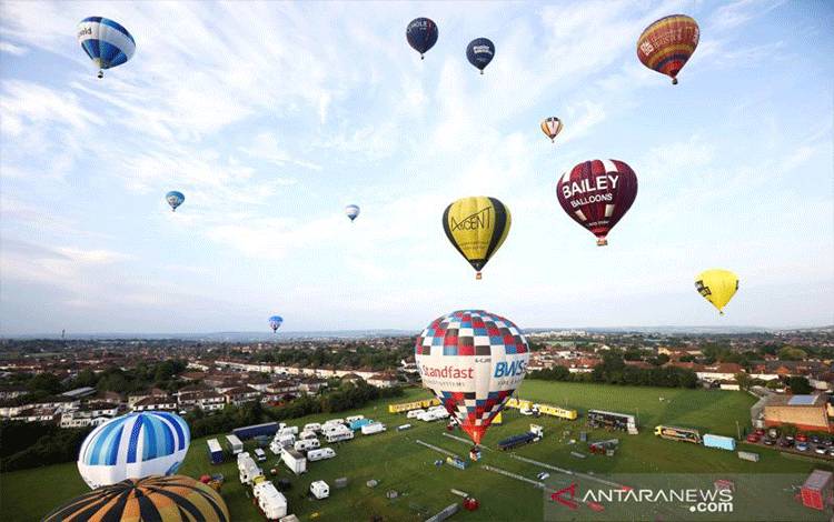 Arsip - Sejumlah balon udara terbang di Bristol International Balloon Fiesta, Inggris, Agustus 2021. (ANTARA/Reuters)