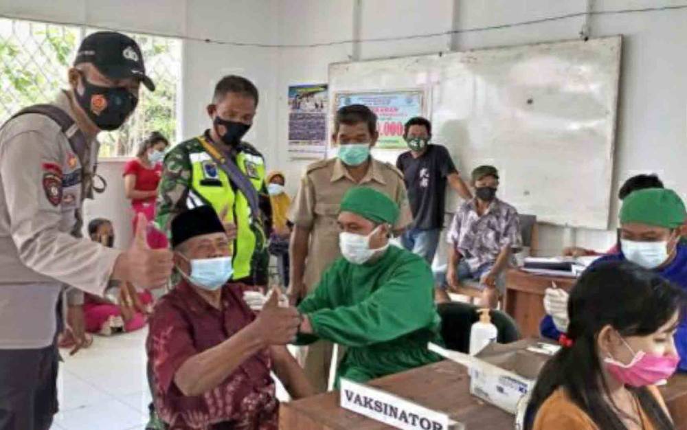 Personel Polsek Mantangai melakukan pengamanan pelaksanaan vaksinasi covid-19 di Desa Manusup pada Selasa, 19 Oktober 2021.