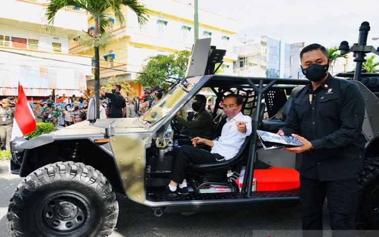 Presiden Joko Widodo dalam kunjungan kerjanya ke Tarakan, Kalimantan Utara, Selasa (19/10/2021) menyusuri jalanan untuk menyapa masyarakat dengan menggunakan kendaraan taktis (rantis) P6 ATAV V1 milik Pasukan Pengamanan Presiden (Paspampres)
