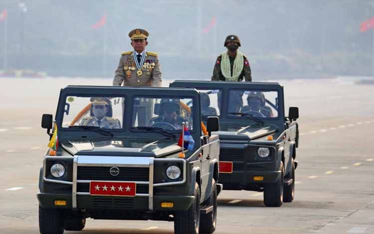 Kepala junta Myanmar Jenderal Senior Min Aung Hlaing, yang menggulingkan pemerintah terpilih dalam kudeta pada 1 Februari, memimpin parade militer pada Hari Angkatan Bersenjata di Naypyitaw, Myanmar, Sabtu (27/3/2021)