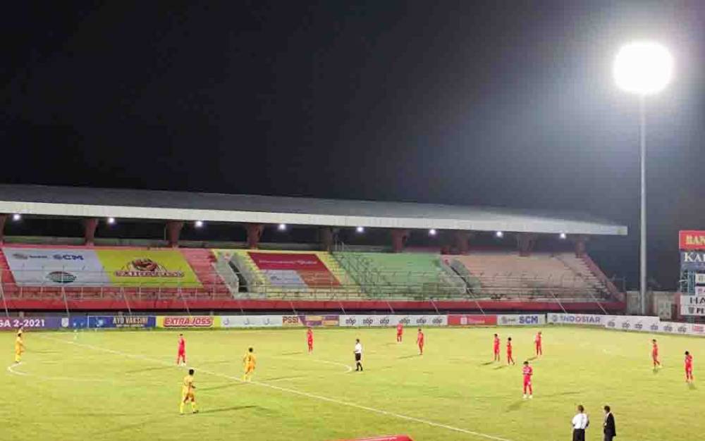 Pertandingan Mitra Kukar melawan Kalteng Putra, grup D Liga 2 Liga Indonesia Baru (LIB) di Stadion Tuah Pahoe, Senin malam 19 Oktober 2021.