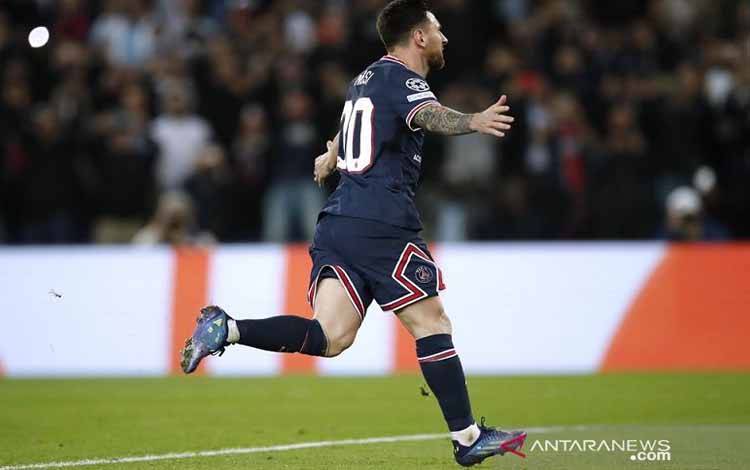 Megabintang Paris Saint-Germain Lionel Messi melakukan selebrasi seusai mengkonversi tendangan penalti menjadi gol ke gawang RB Leipzig dalam laga lanjutan Grup A Liga Champions di Stadion Parc des Princes, Paris, Prancis, Selasa (19/10/2021) waktu setempat