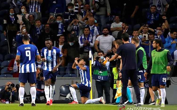 Pemain sayap Porto Luis Diaz (berlutut) merayakan golnya ke gawang AC Milan dalam laga lanjutan Grup B Liga Champions di Stadion Dragao, Porto, Portugal, Selasa (19/10/2021) waktu setempat
