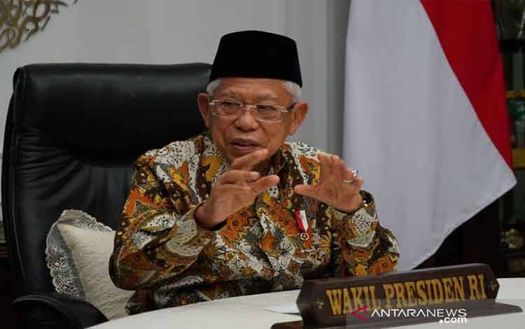 Wakil Presiden Ma'ruf Amin memberikan pidato kunci pada acara webinar dalam rangka Hari Santri Nasional Tahun 2021 secara virtual dari kediaman resmi wapres di Jakarta, Rabu (20/10/2021). (ANTARA/HO-Setwapres)