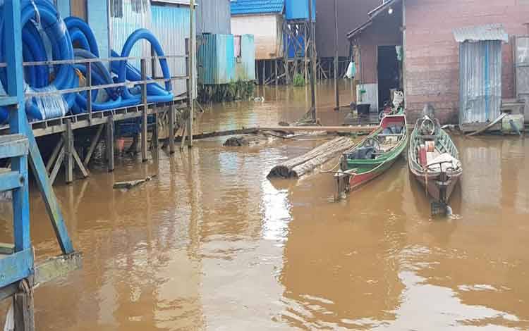 Debir air Sungai Katingan di Tumbang Sanamang Kecamatan Katingan Hulu, Kabupaten Katingan meninggi, Rabu, 20 Oktober 2021.