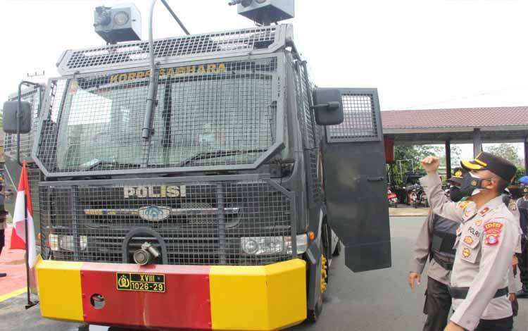 Wakapolres Kapuas Kompol Iqbal Sengaji mengecek kesiapan sarana dan prasarana pendukung pada apel siaga cegah gangguan kamtibmas