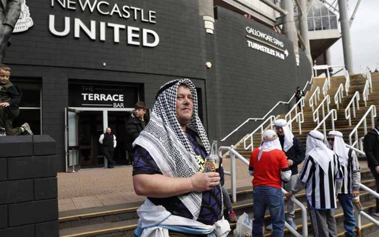 Suporter Newcastle United berada di luar St James' Park setelah klub diakusisi konsorsium asal Arab Saudi pada 17 Oktober 2021