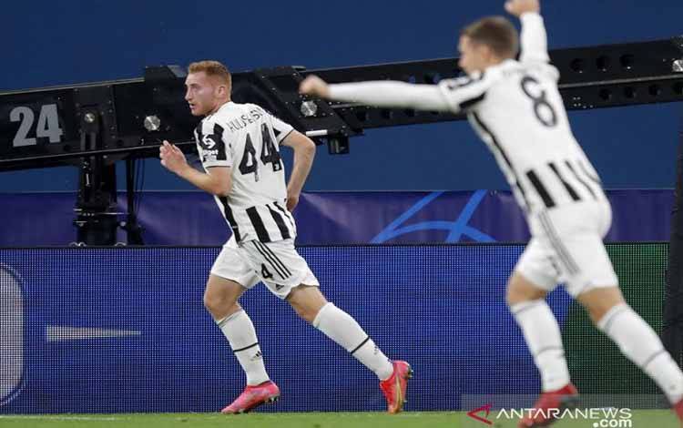 Penyerang sayap Juventus Dejan Kulusevski (kiri) merayakan golnya ke gawang Zenit St. Petersburg dalam laga lanjutan Grup H Liga Champions di Stadion Saint Petersburg, Saint Petersburg, Rusia, Rabu (20/10/2021) waktu setempat