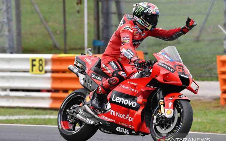 Pebalap tim Ducati Lenovo Francesco Bagnaia merayakan kemenangannya di MotoGP San Marino di Misano World Circuit Marco Simoncelli, Misano, Italia, Minggu (19/9/2021). Bagnaia menjadi kampiun di San Marino disusul Fabio Quartararo di posisi kedua dan Enea Bastianini di posisi ketiga