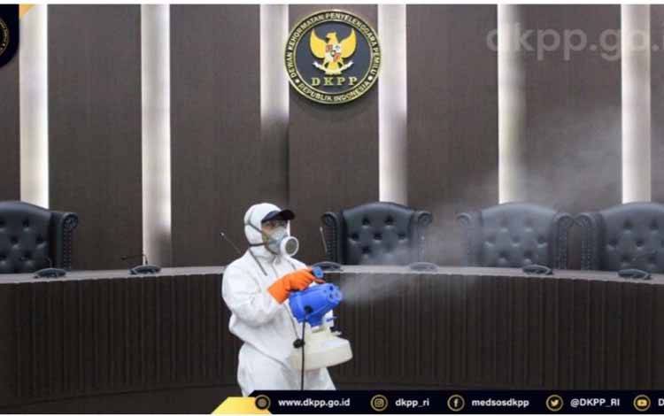 Petugas menyemprotkan cairan disinfektan guna memutus mata rantai penyebaran COVID-19 di ruangan sidang Kantor Dewan Kehormatan Penyelenggara Pemilu (DKPP) di Jakarta