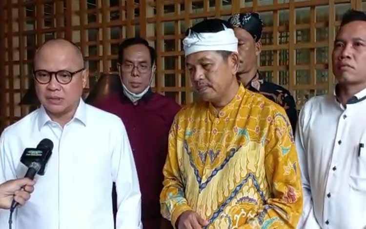 Anggota DPR RI Mukhtarudin (putih kiri) Dedi Mulyadi (batik kuning), saat diwawancarai awak media usai menerima aspirasi warga dua kabupaten asal Kalimantan Tengah