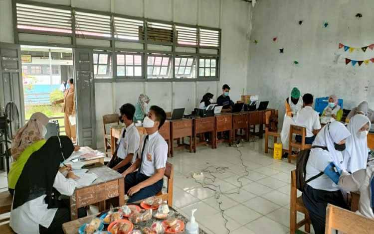 Pelaksanaan kegiatan vaksinasi covid-19 menyasar pelajar di SMPN 1 Bataguh