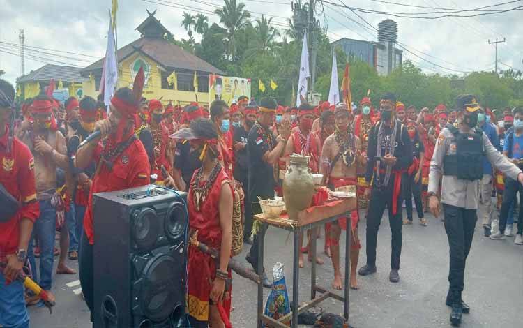 Ratusan pasukan merah  saat Demo di Depan Pintu Gerbang Mapolda Kalteng, Kamis 21 Oktober 2021
