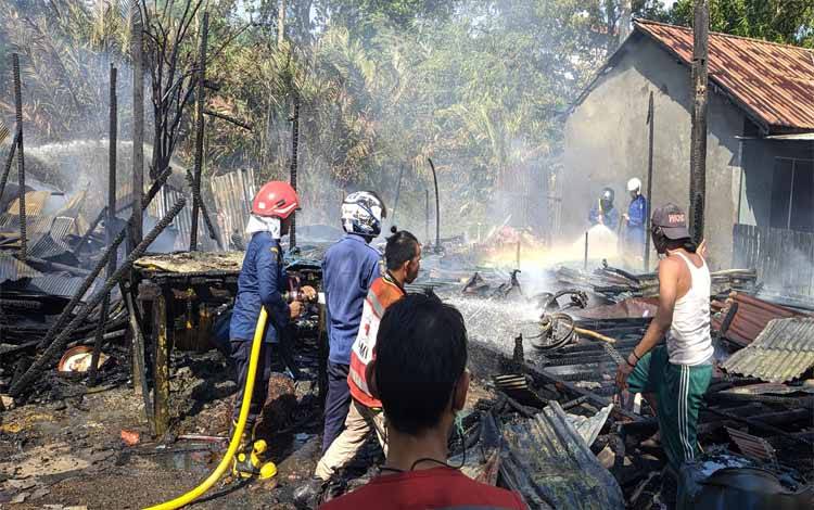 Sejumlah petugas pemadam kebakaran saat berupaya memadamkan api yang membakar rumah warga beberapa waktu lalu