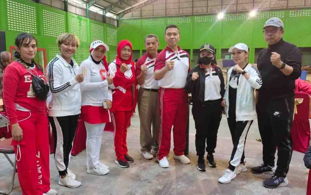 Kadispora Kotim Wim RK Benung saat berfoto bersama sejumlah pejabat usai berolahraga. 