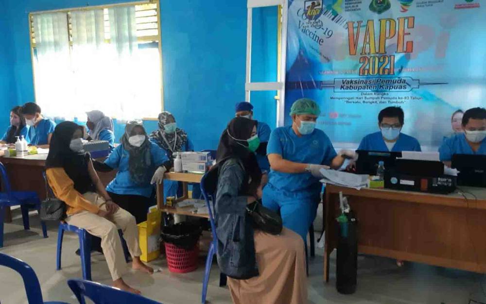 Pelaksanaan vaksinasi covid-19 di kantor Sekretariat KNPI Kapuas pada Kamis, 21 Oktober 2021.