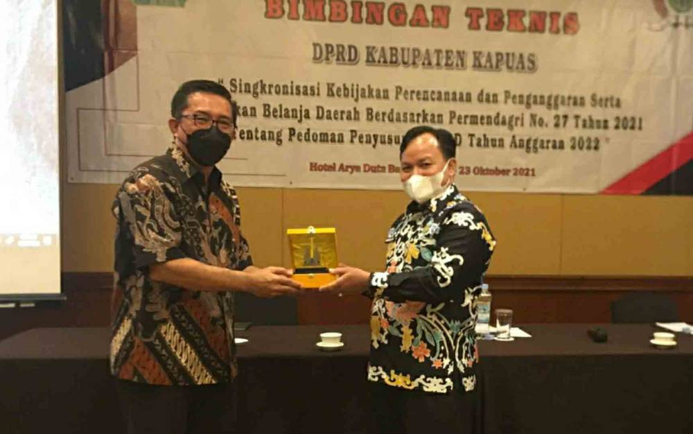 Ketua DPRD Kapuas, Ardiansah (kanan) saat menyerahkan plakat dalam pembukaan Bimtek yang digelar Universitas Islam 45 Bekasi, bertempat di Hotel Arya Duta Bandung, Jawa Barat.