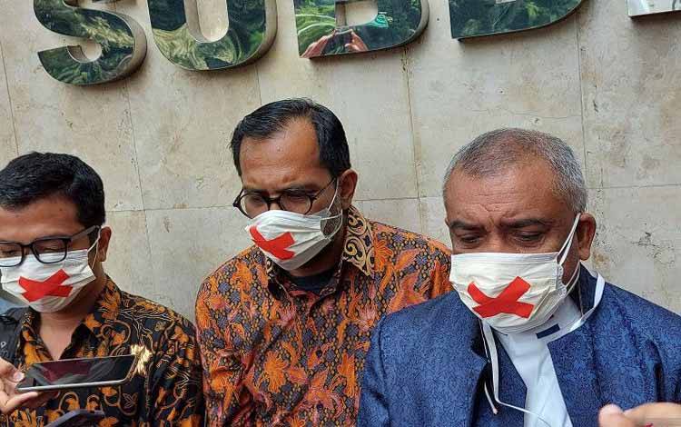 Haris Azhar (tengah) berikan keterangan terkait agenda mediasi dengan Menko Marves Luhut Binsar Pandjaitan di Polda Metro Jaya, Jakarta, Kamis (20/10/2021)
