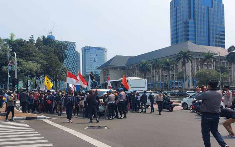 Ratusan mahasiswa dari Universitas Indraprasta PGRI menutup jalan protokol di Bundaran Patung Kuda, Jalan Medan Merdeka Selatan, Jakarta Pusat, Kamis (21/10/2021)