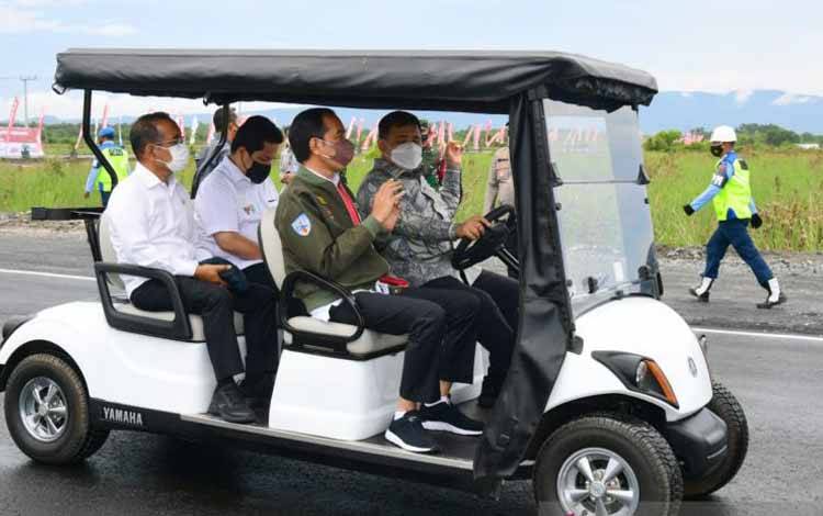Presiden Jokowi meninjau pabrik biodiesel PT Jhonlin Agro Raya di kabupaten Tanah Bumbu provinsi Kalimantan Selatan pada Kamis (21/10/2021)