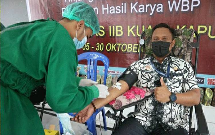 Donor darah yang dilakukan para pegawai Rutan Kelas IIB Kuala Kapuas.