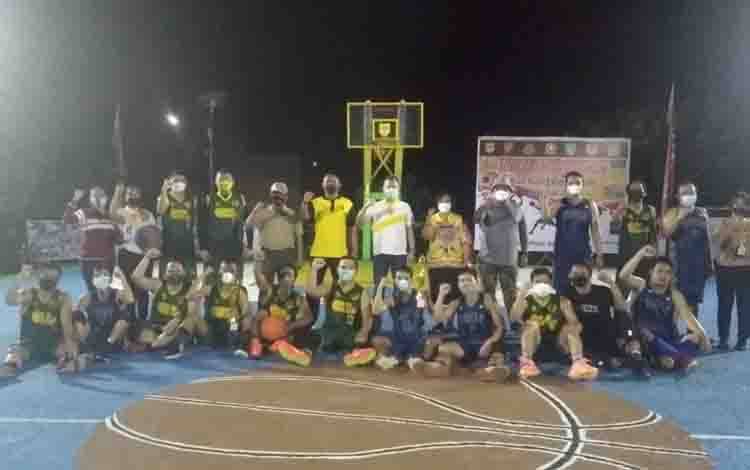 Bupati Gumas Jaya S Monong dan lainnya bersama tim basket peserta event.