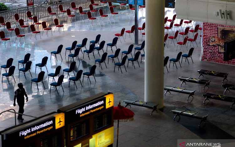 Petugas berjalan di area Terminal Internasional Bandara Internasional I Gusti Ngurah Rai, Badung, Bali, Kamis (21/10/2021)
