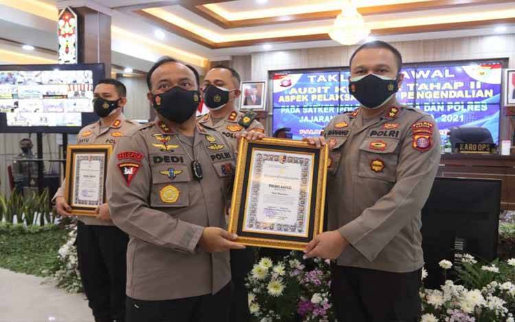 Kapolres Kapuas AKBP Manang Soebeti saat menerima piagam penghargaan dari Kapolda Kalteng Irjen Dedi Prasetyo pada Jumat, 22 Oktober 2021