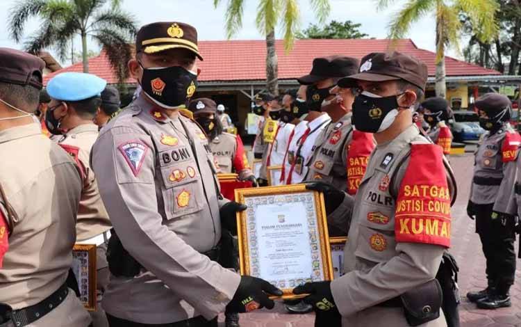 Wakapolres Kobar Kompol Boni Ariefianto saat memberikan reward pada personel Polres Kobar